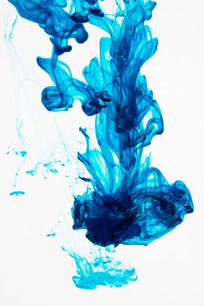 Espalhar a gota de tinta azul na água