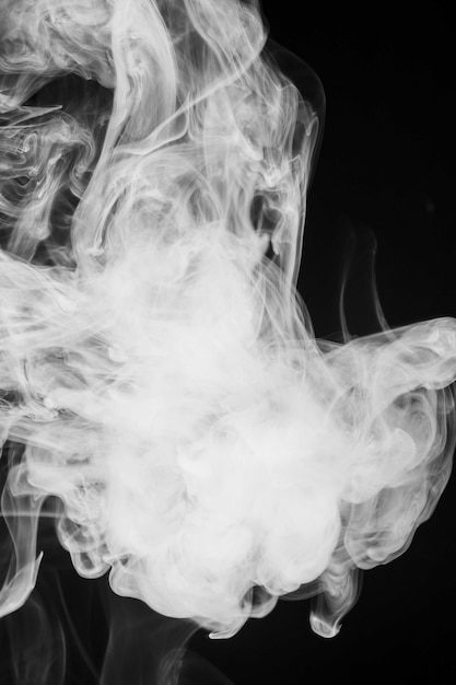 Foto grátis espalhe fumaça branca nublado em fundo preto