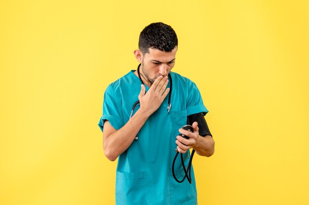 Foto grátis especialista em visão lateral, um médico mede a pressão e fica surpreso