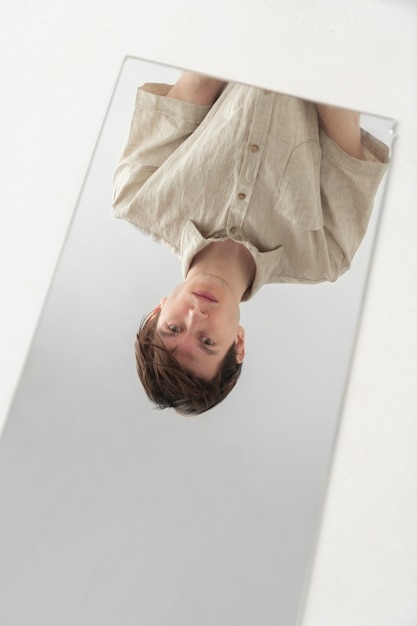 Foto grátis espelho de alto ângulo com reflexo do homem