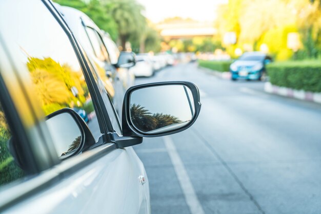 Espelho retrovisor lateral em um carro moderno