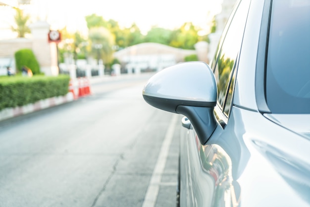 Espelho retrovisor lateral em um carro moderno