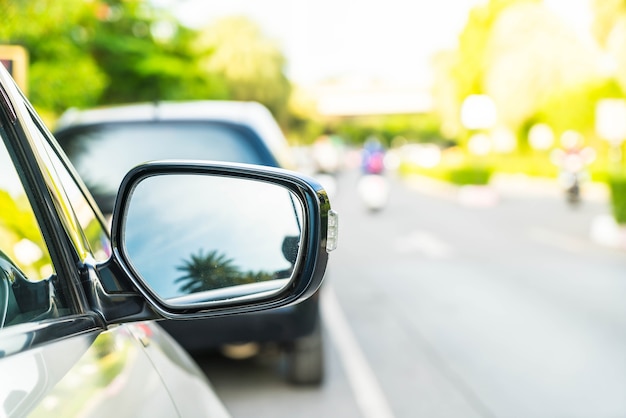 Espelho retrovisor lateral em um carro moderno