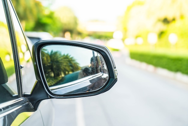 Espelho retrovisor lateral em um carro moderno