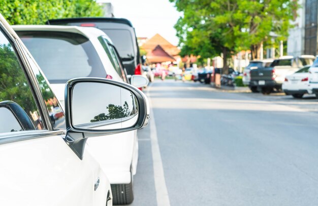 Espelho retrovisor lateral em um carro moderno