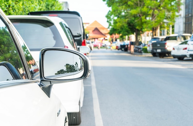 Espelho retrovisor lateral em um carro moderno