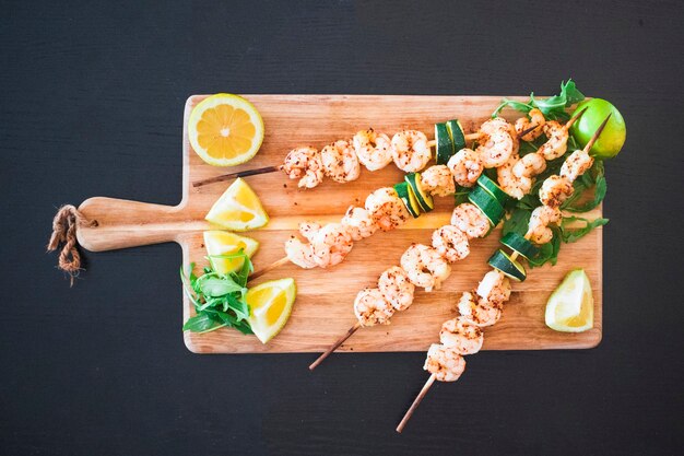 Espetadas de frutos do mar servidos com frutas cítricas