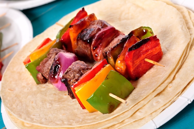 Foto grátis espeto de churrasco com carne e vegetais