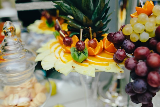 Foto grátis espetos com frutas frescas