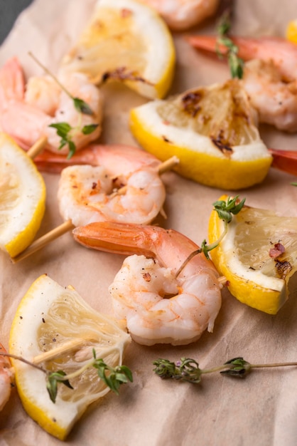 Espetos de camarão com frutos do mar e limão