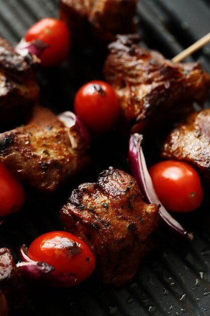 Espetos de carne e tomate grelhados