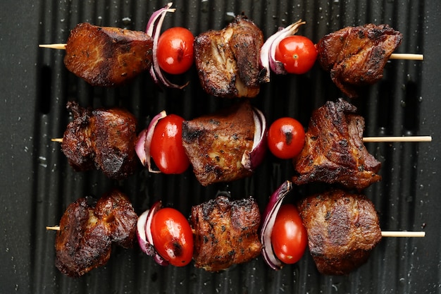 Espetos de carne e tomate grelhados