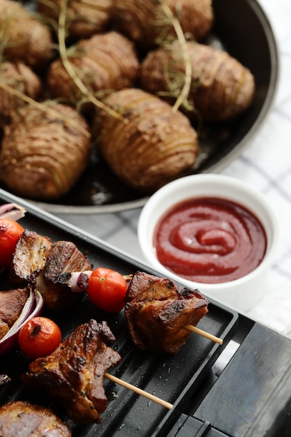 Foto grátis espetos de carne e tomate grelhados