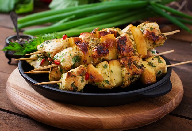 Espetos de frango com fatias de maçã e pimentão