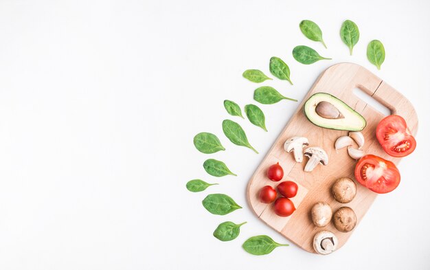 Foto grátis espinafre em torno de tábua com legumes