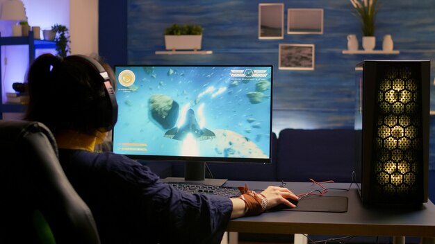 Esport videogame r usando fone de ouvido e jogando videogame online para campeonato de tiro espacial