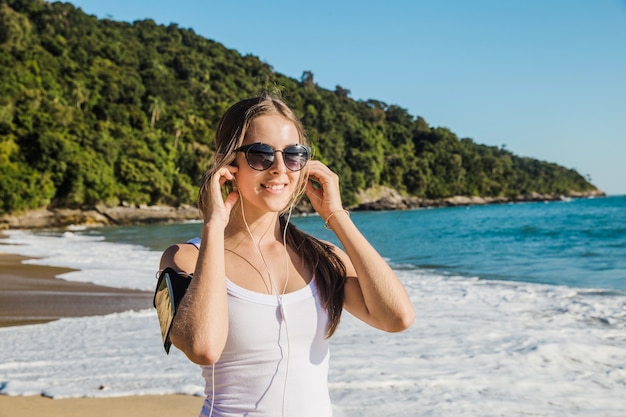 Foto grátis esporte mulher ouvindo música