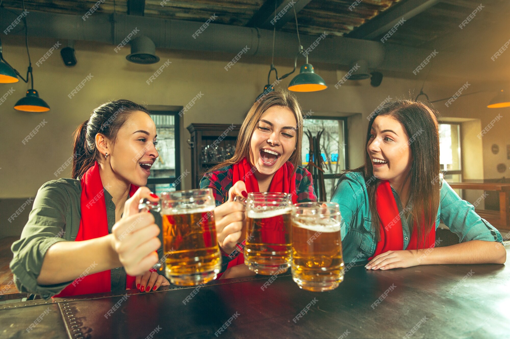 5,743 Fotos de Stock de Bebendo Uma Cerveja Com Amigos - Fotos de Stock  Gratuitas e Sem Fidelização a partir da Dreamstime - Página 52