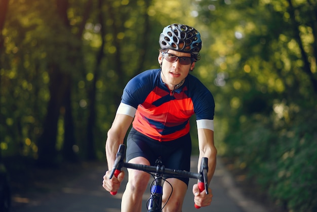 Esportes homem andando de bicicleta na floresta de verão