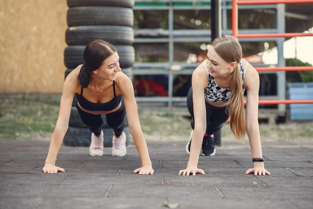 Esportes meninas treinando em um parque de verão