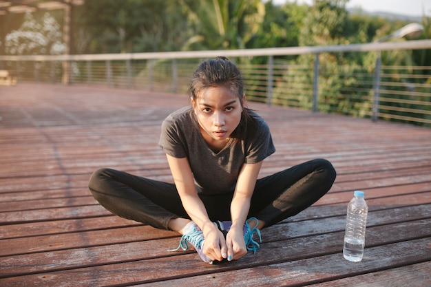 Foto grátis esportista flexível que estica seus pés