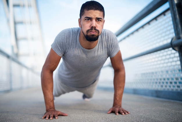 Esportista forte e altamente motivado fazendo flexões