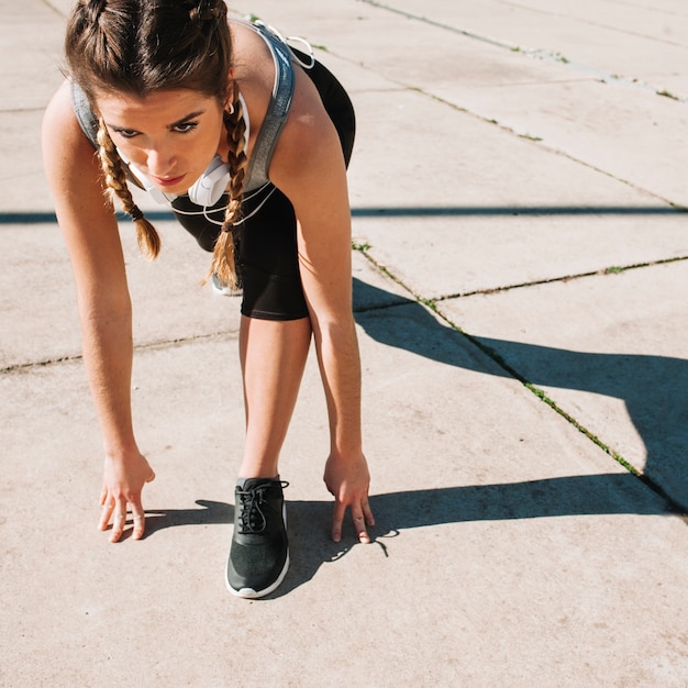 Foto grátis esportista séria preparada para correr