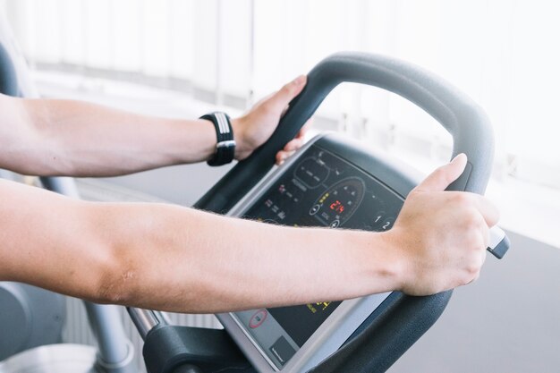 Esportista usando máquina de exercícios