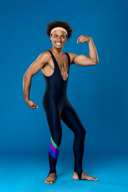 Foto grátis esportiva homem sorrindo, posando, mostrando os músculos