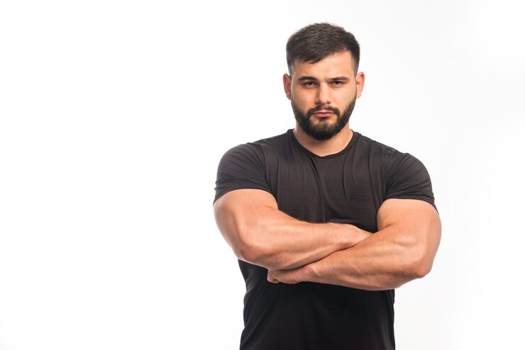Foto grátis esportivo homem de camisa preta, fechando os músculos do braço.