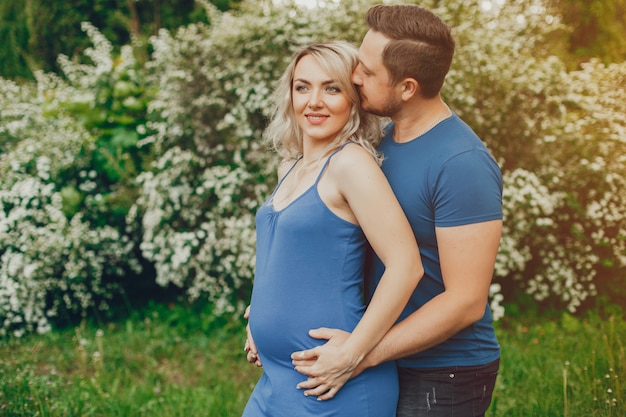 Esposa com o marido em um parque de verão