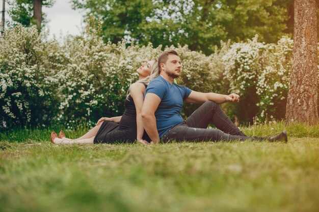 Esposa com o marido em um parque de verão