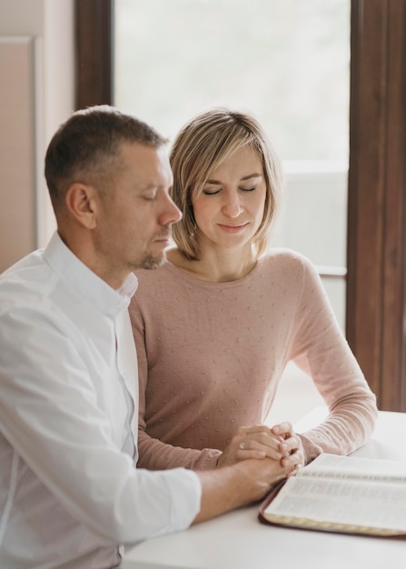 Esposa e marido orando juntos