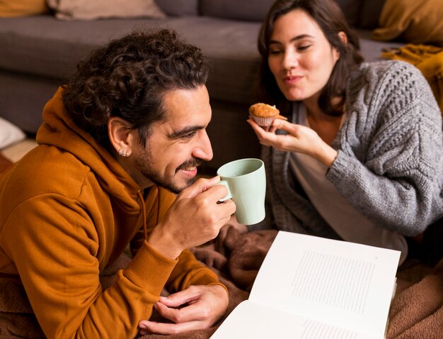 Esposa e marido passando um tempo juntos dentro de casa