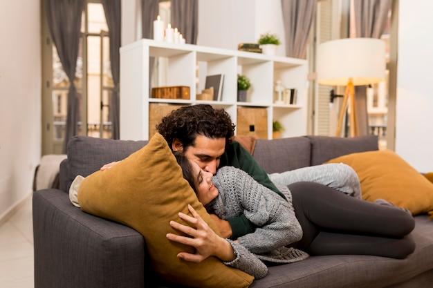 Esposa e marido passando um tempo juntos no sofá