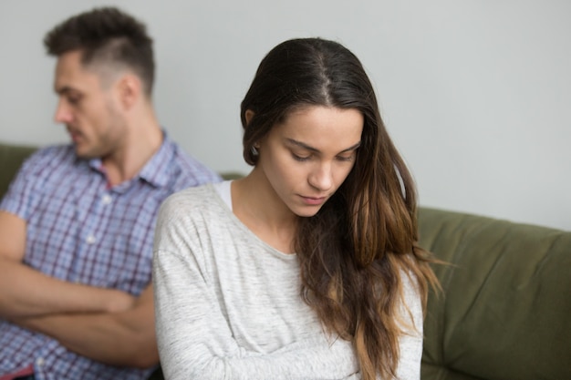 Esposa preocupada triste com problemas familiares