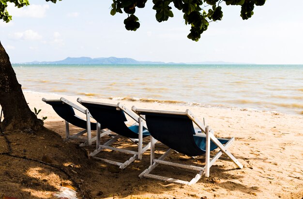 Espreguiçadeira vazia na praia