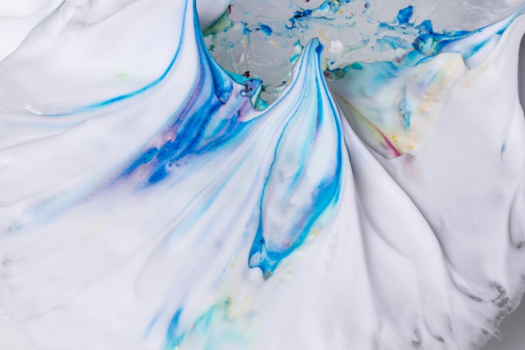 Foto grátis espuma branca texturizada em vidro com mistura de tinta azul