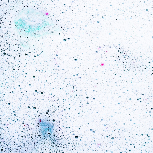 Espuma e bolhas na superfície da bomba de banho na água
