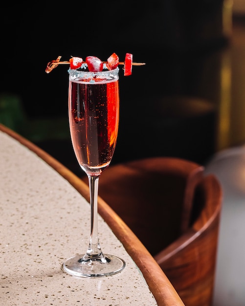 Espumante cocktail champanhe com uva de morango syrop atual vermelho na vista lateral superior