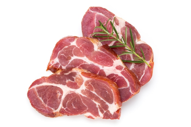 Estaca de carne de porco fresca isolada no fundo branco.