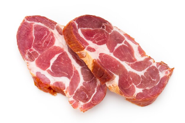 Estaca de carne de porco fresca isolada no fundo branco.