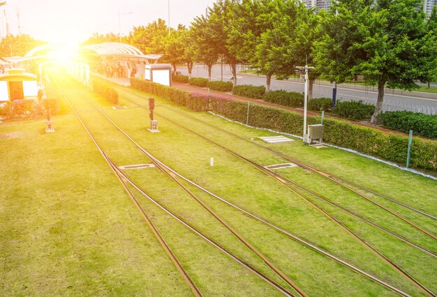 estação de bonde na luz solar