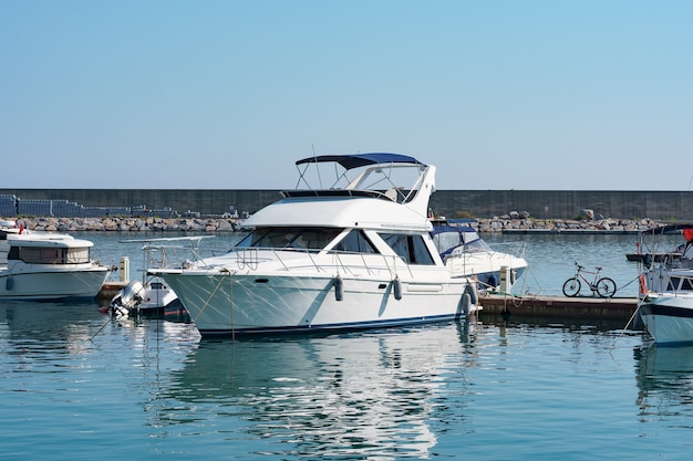 Estacionamento marítimo de barcos e iates na Turquia. Iate ancorado em porto marítimo