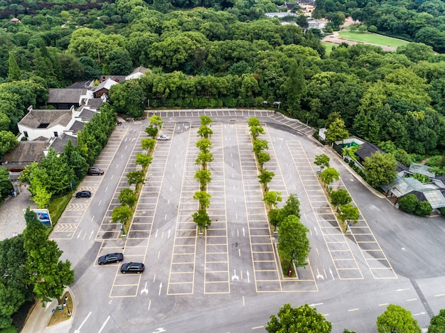 Estacionamento vazio, vista aérea.