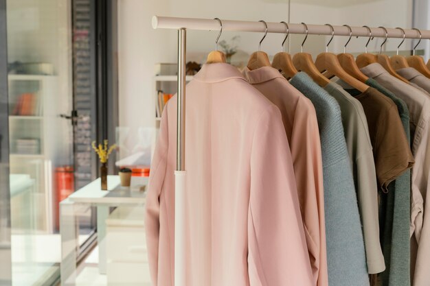 Estante de roupas na loja