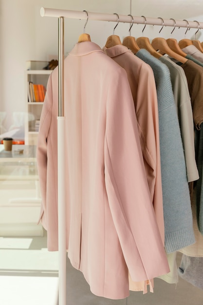 Estante de roupas na loja