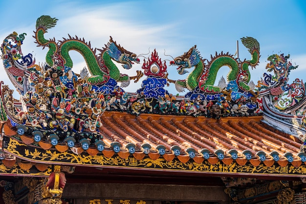 Foto grátis estas estatuetas são colocadas no topo de um antigo templo taoísta chinês como parte