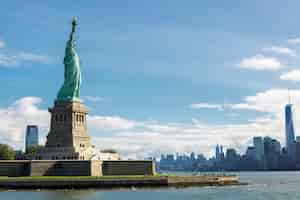 Foto grátis estátua da liberdade e o horizonte da cidade de nova york, eua.