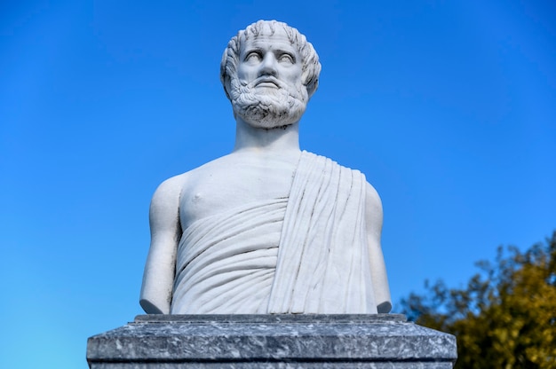 Foto grátis estátua de aristóteles na aldeia de olympiada halkidiki grécia